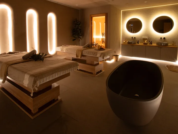 O'SPA Skyland İstanbul spa salonunun altın detaylı karşılama alanı